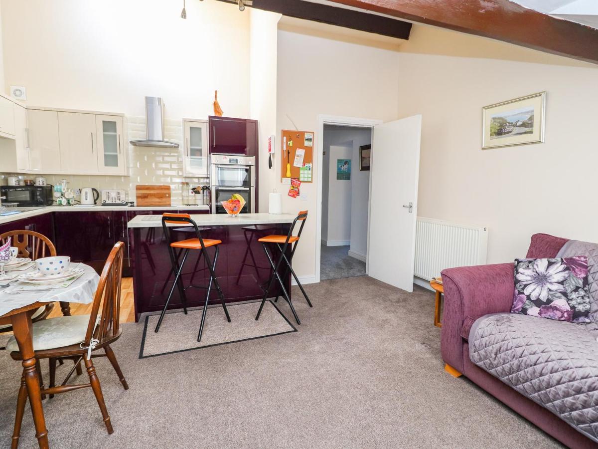 Tram View Apartment Llandudno Bagian luar foto